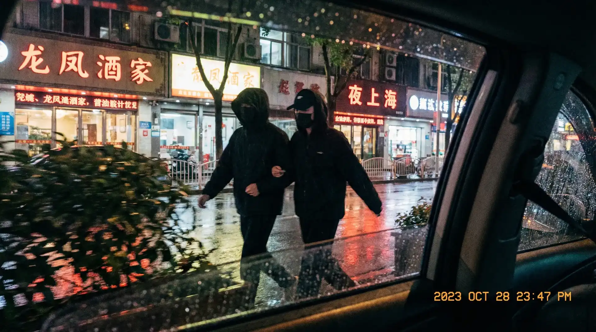 后入女神 - 顶流明星深夜密会现场抓拍照片